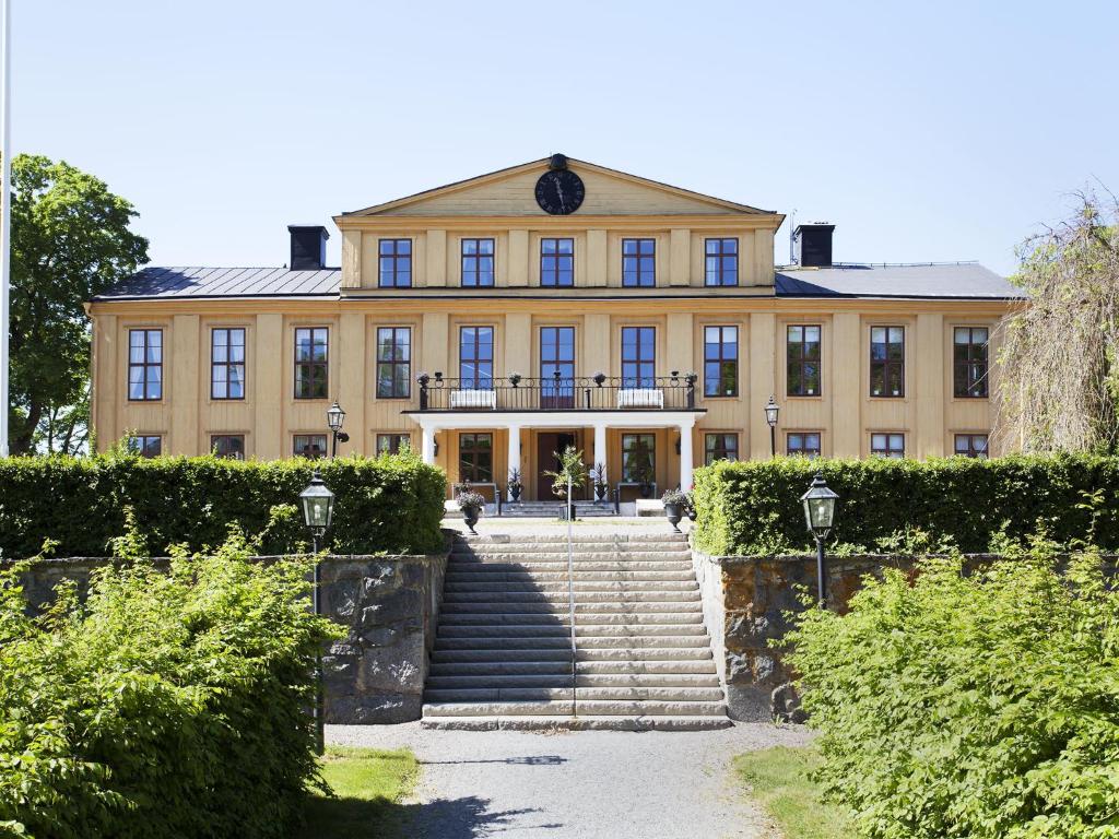 Krusenberg库瑞博歌酒店的前面有楼梯的大建筑