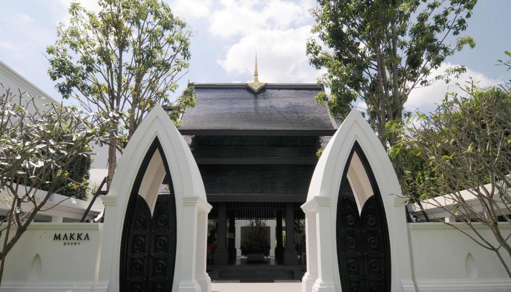 清迈马卡酒店的一座寺庙的入口,设有两扇门