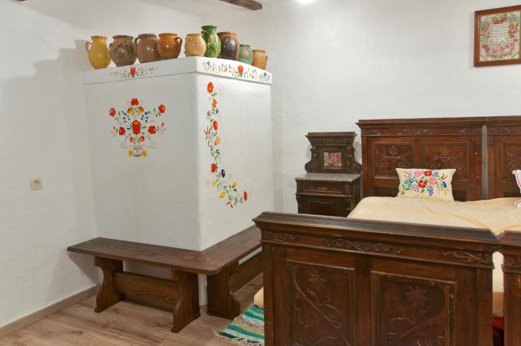 Doboz安提凯拉旅馆的一间房间,配有一张床和一张墙上花瓶桌子