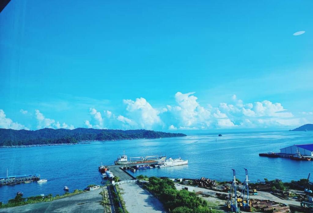 哥打京那巴鲁JESSELTON QUAY SEA VIEW的享有河流和水中船只的景色