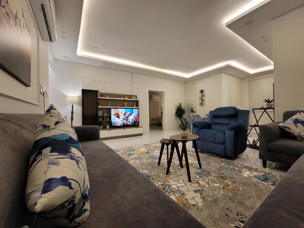 ‘Aryamدور فخم ومتكامل بالقرب من عسير مول的带沙发和电视的客厅