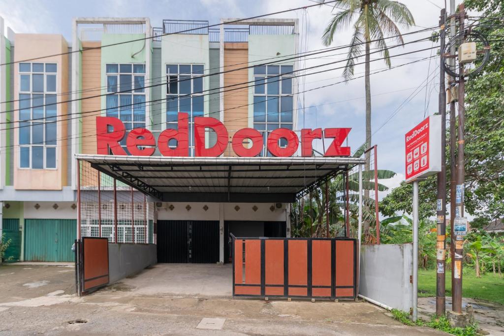 SukaramiRedDoorz near Palembang Trade Center 4的大楼前的红色门标