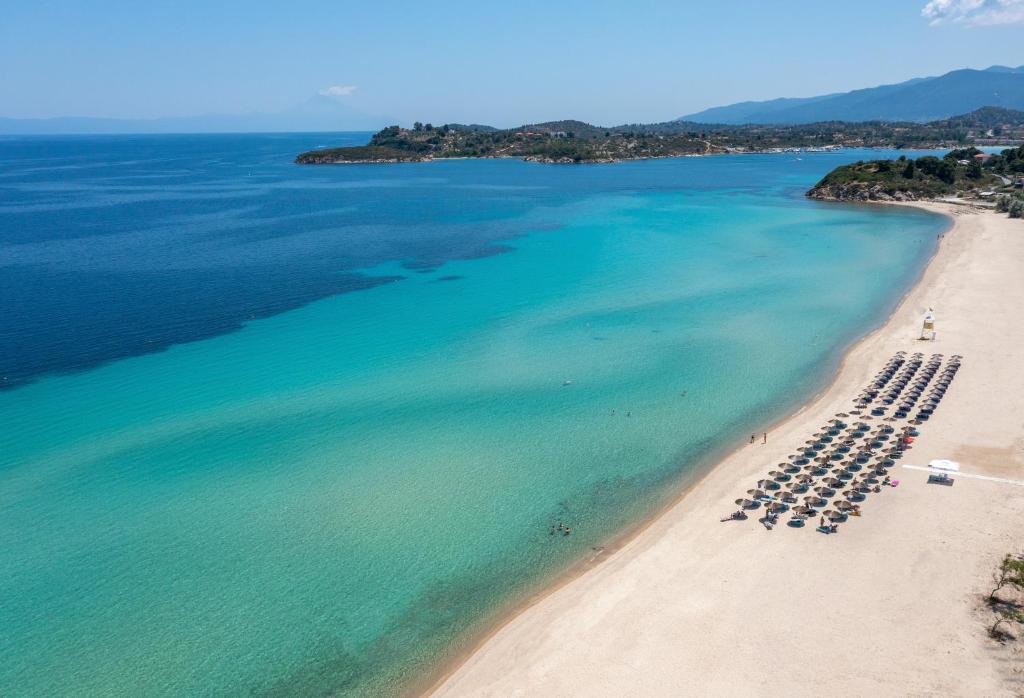 奥马斯帕纳吉亚斯Antigoni Seaside Resort的享有海滩的空中景致,配有桌椅