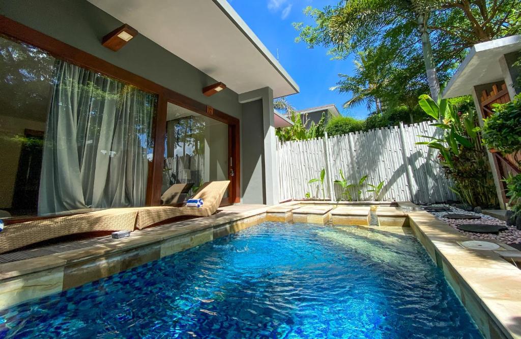 龙目岛库塔VILLA ASAM pool side的一座房子后院的游泳池