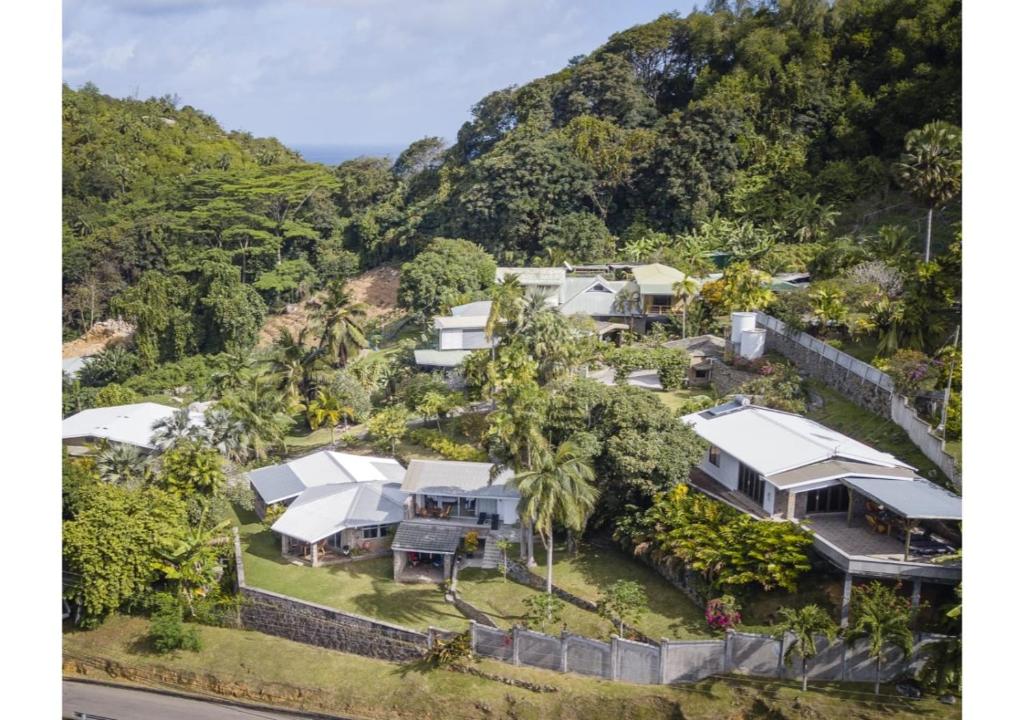 马埃岛贝拉扎尔区昂斯苏蕾度假酒店的山景别墅的空中景致