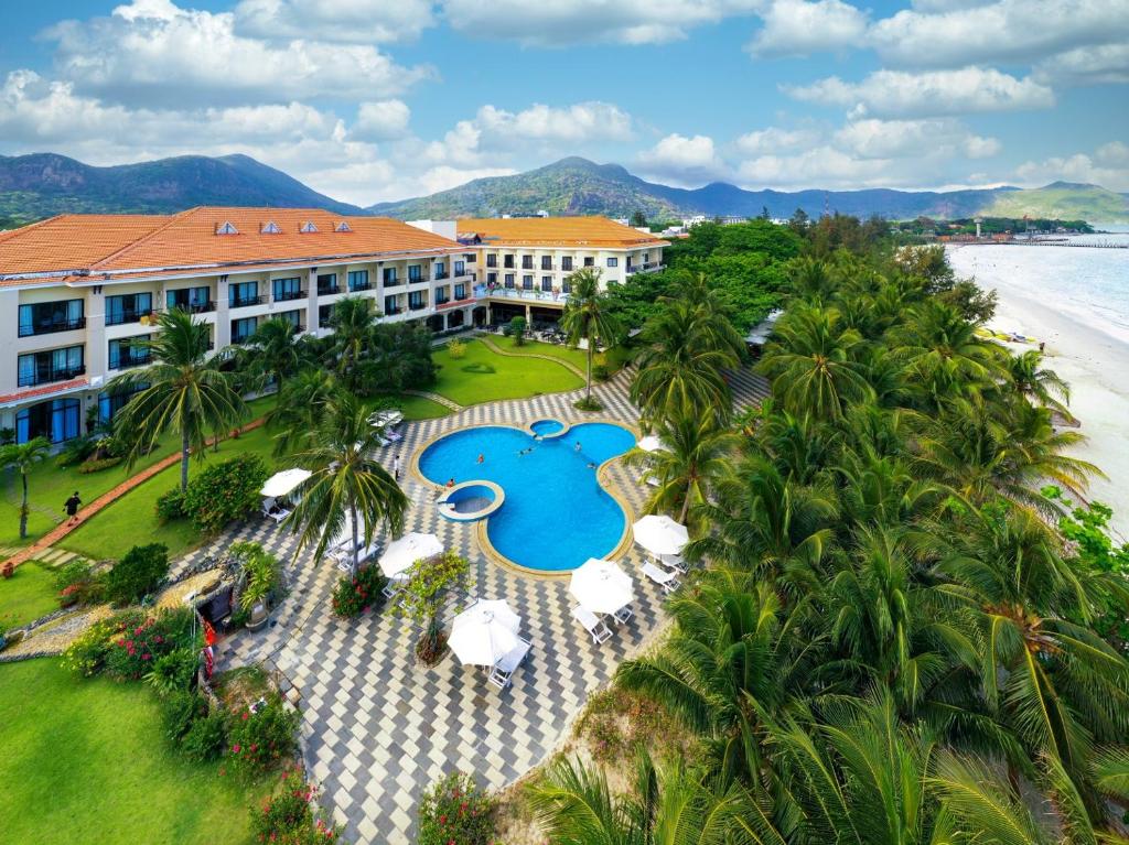 昆岛昆岛度假酒店的享有度假村的空中景致,设有游泳池和棕榈树