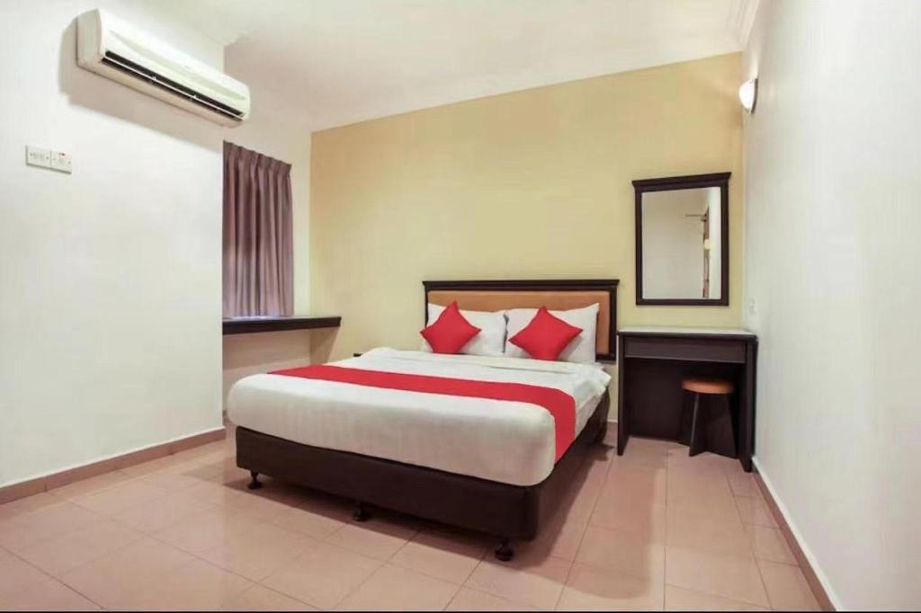 安顺Hotel Home 88的一间卧室配有一张带红色枕头和镜子的床