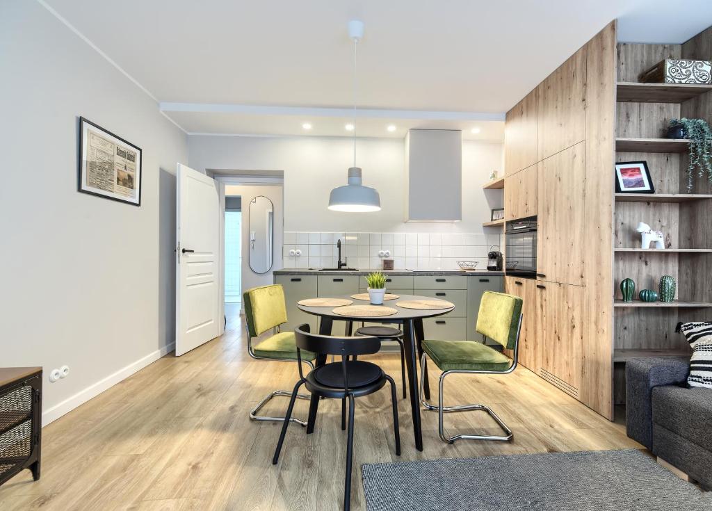 索波特Pure Apartment Sopot的厨房以及带桌椅的起居室。