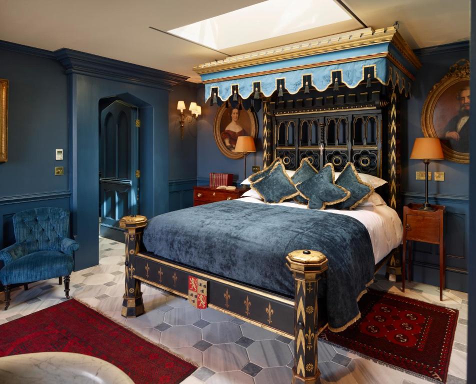 伦敦巴蒂兰利酒店的一间卧室配有一张带蓝色墙壁的大床