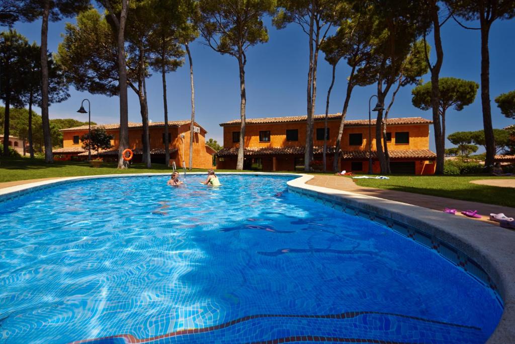 帕尔斯卡萨斯高尔夫休闲旅馆的两人在蓝色的大型游泳池游泳