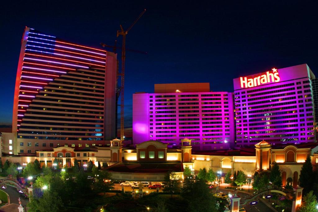 大西洋城哈拉大西洋城赌场度假村的一群紫色灯火通明的建筑