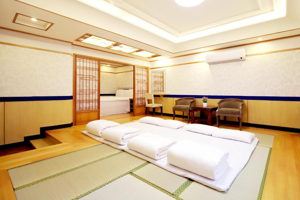 台北凤凰阁温泉饭店的一间卧室设有一张床和一间用餐室