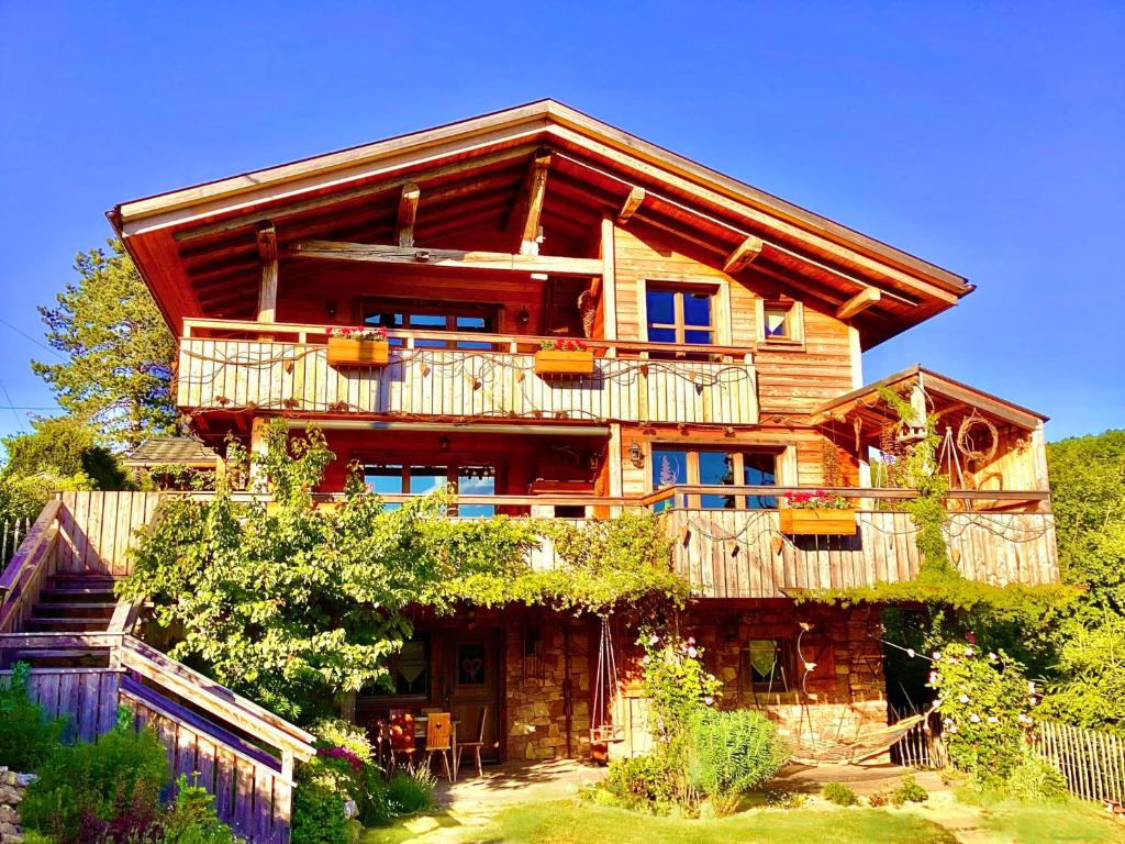 OsenbachChalet du Silberrain près de Colmar - cheminée, sauna, piscine partagée的带阳台的大型木屋