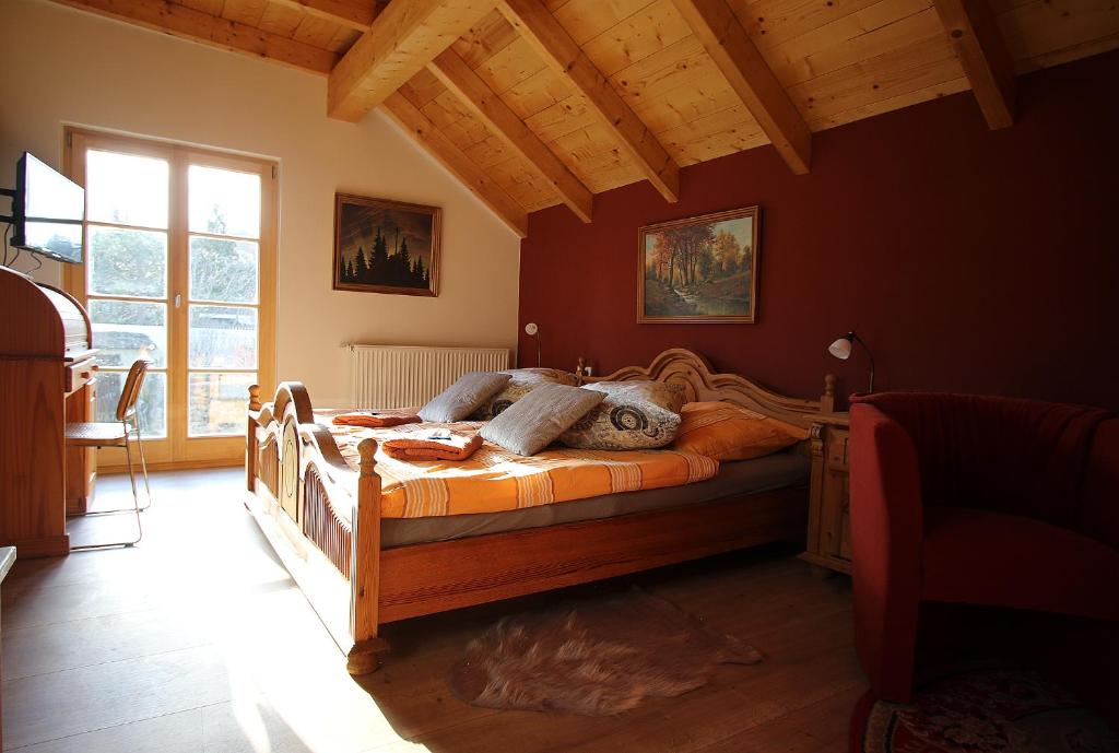 BernstadtPension und Falknerei an der alten Schmiede的一间卧室,卧室内配有一张木床