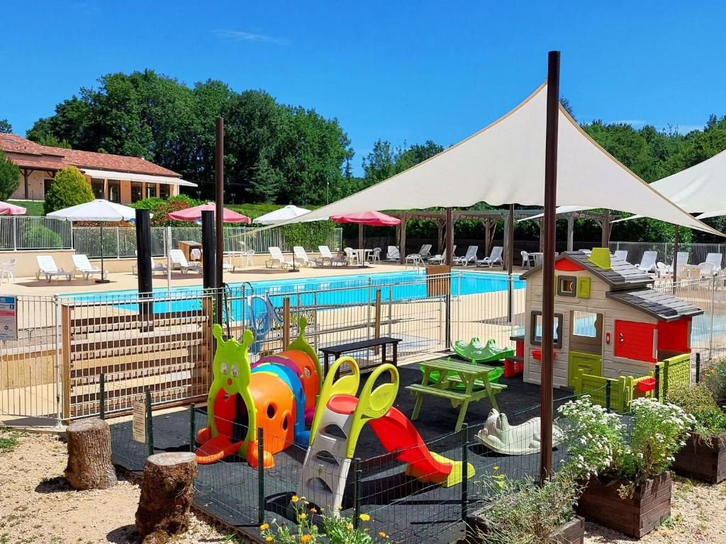 Gavaudun加沃丹葡萄园酒店的一个带游泳池和游乐区的儿童游乐场