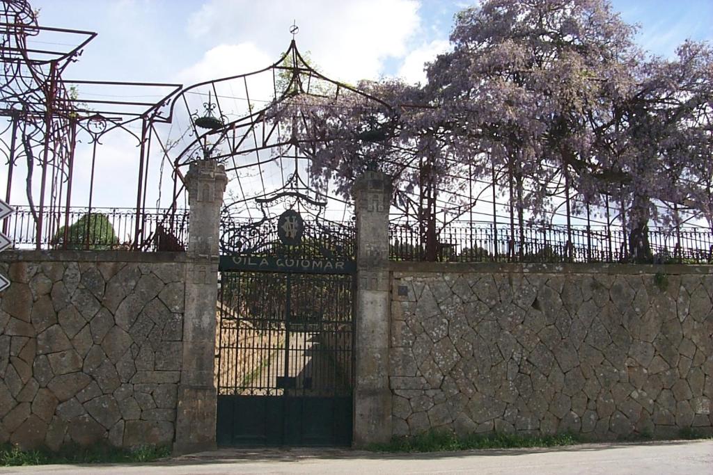 阿尔瓦伦加Vila Guiomar - Casa da Eira的铁艺门,石墙