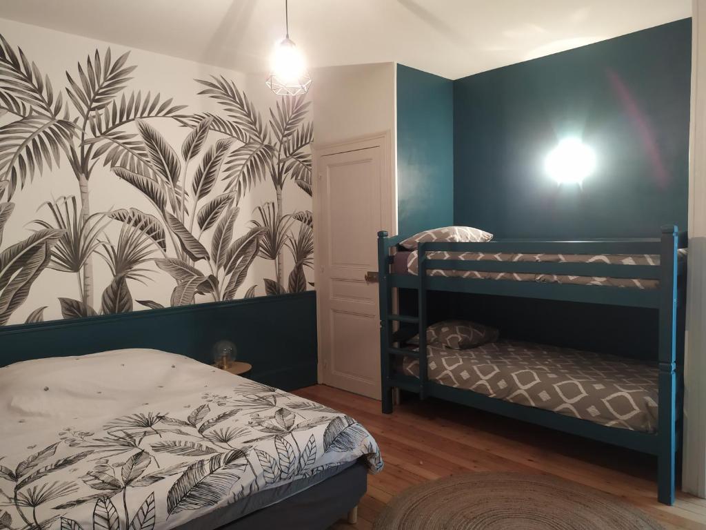 沙特尔L'Echappée Belle的一间卧室设有两张双层床和壁画