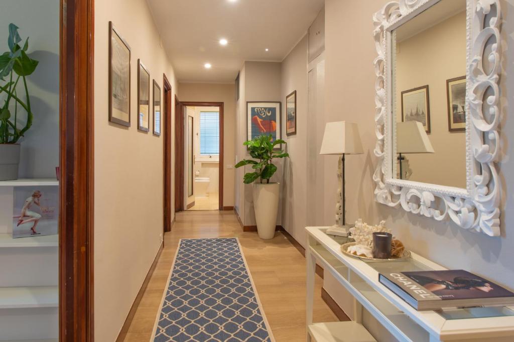 阿拉西奥Home Terrace的走廊上设有蓝色地毯和镜子