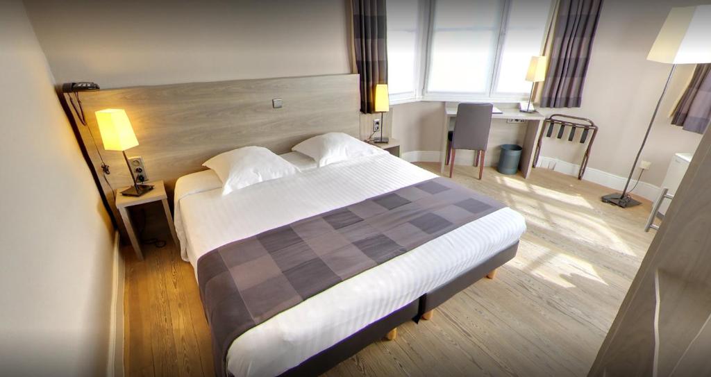 洛克里斯蒂Arriate Hotel的一间卧室,卧室内配有一张大床