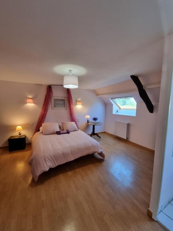 塞科斯Chambre Matisse - Closeries du Golfe的一间卧室设有一张床和一个窗口
