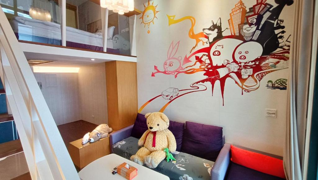 礁溪礁溪玥湯溫泉旅店的一间房间,沙发上摆放着两只泰迪熊