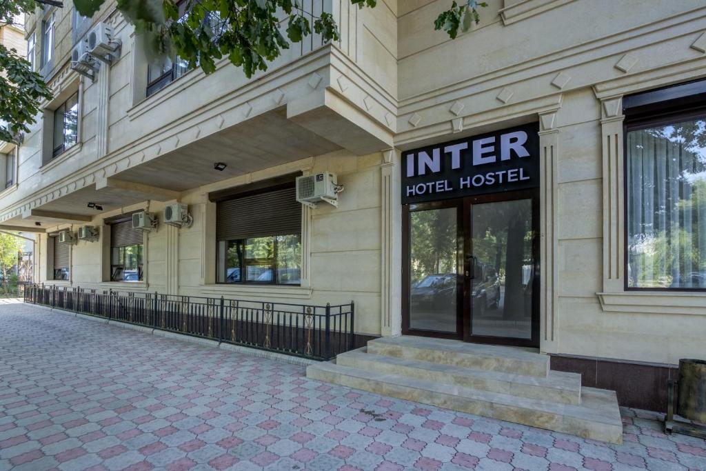 比什凯克Inter Hotel Bishkek的一座标有酒店标志的建筑