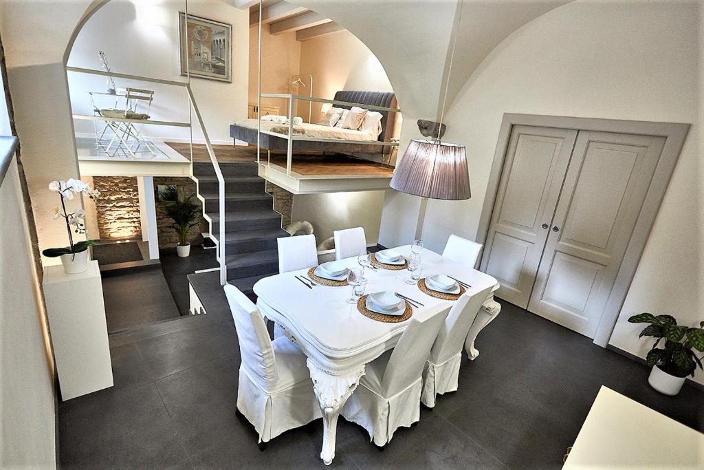 贝加莫ASTRA-Modern Loft Cathedral View的一间设有白色桌子和白色椅子的用餐室