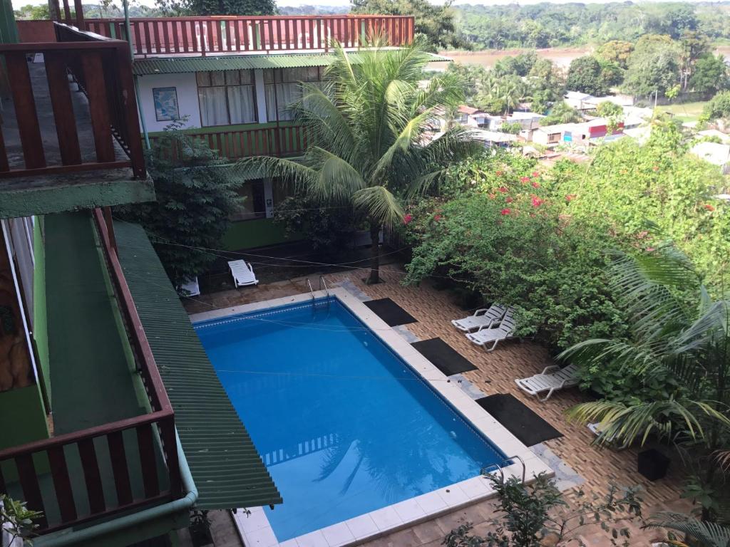 马尔多纳多港坦博帕塔住宿加早餐旅馆的阳台享有游泳池的景致。