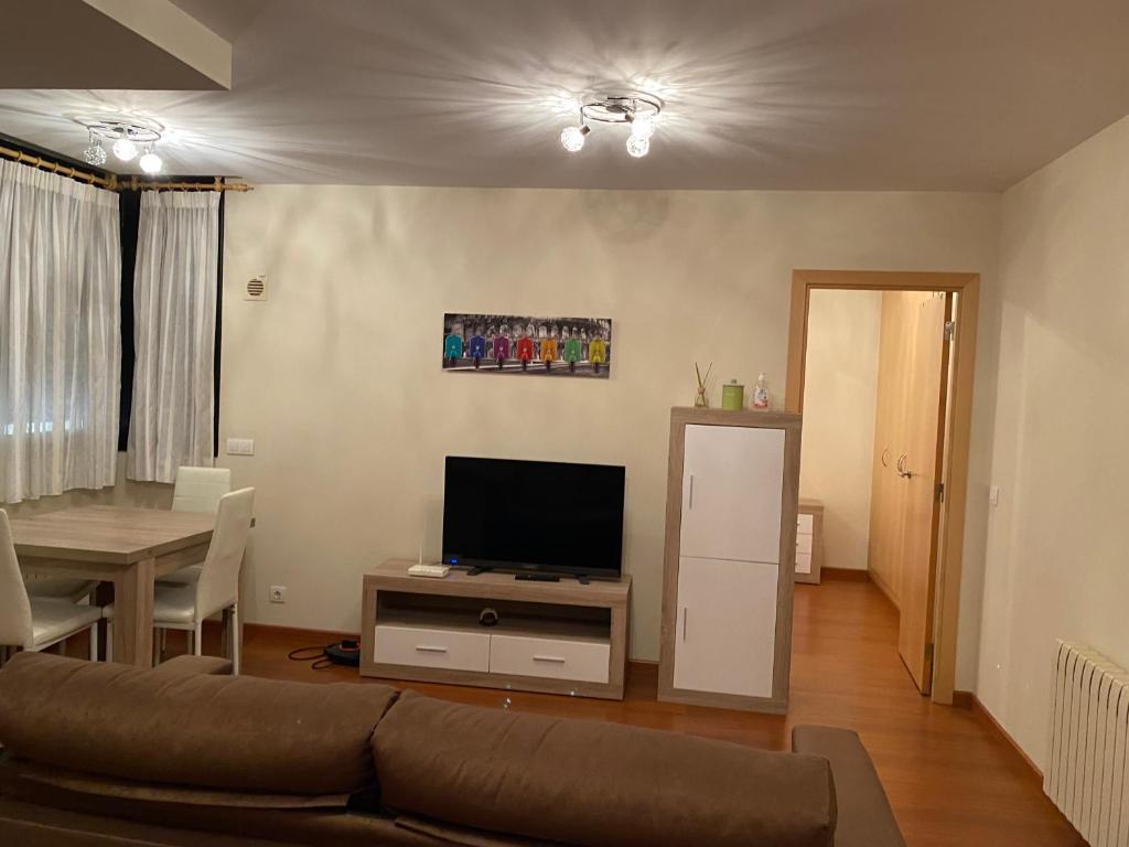 卡尼略Canillo L'Areny Star的带沙发、电视和桌子的客厅