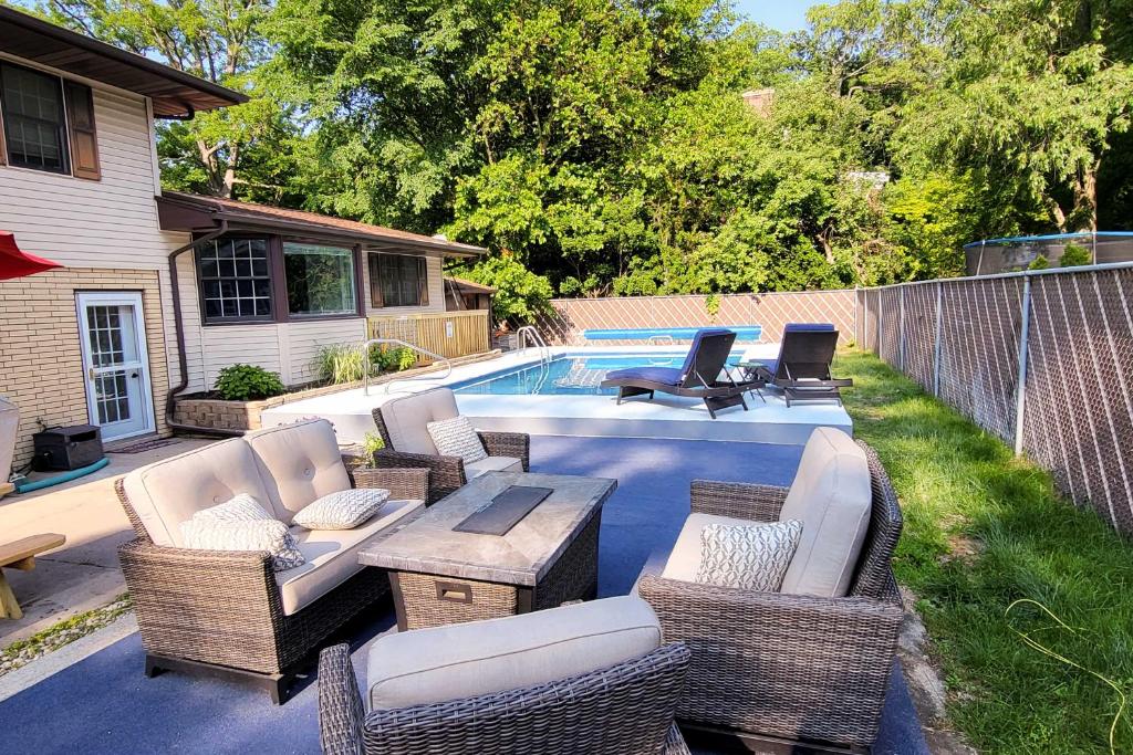 密歇根城Spacious Getaway with Heated Private Pool!的一个带藤椅的庭院和一个游泳池
