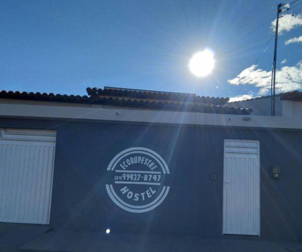 圣雷蒙多-诺纳图EcoRupestre Hostel & Receptivo的一座蓝色的建筑,后面有阳光