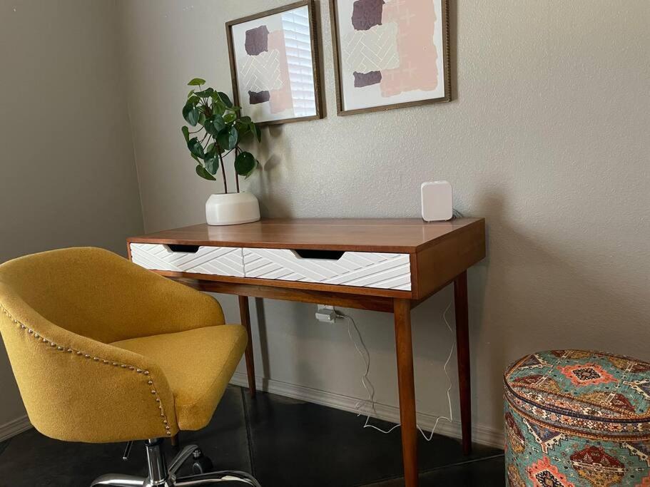 阿马里洛10 mins KING Smart TV Garage W/D的一张桌子,椅子和墙上的植物