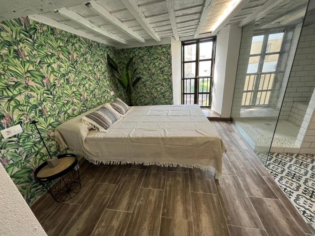 卢戈HOSTEL PORTON的一间卧室设有一张床和绿色的墙壁