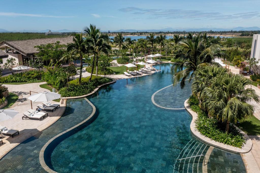 会安New World Hoiana Hotel的享有度假村游泳池的空中景致
