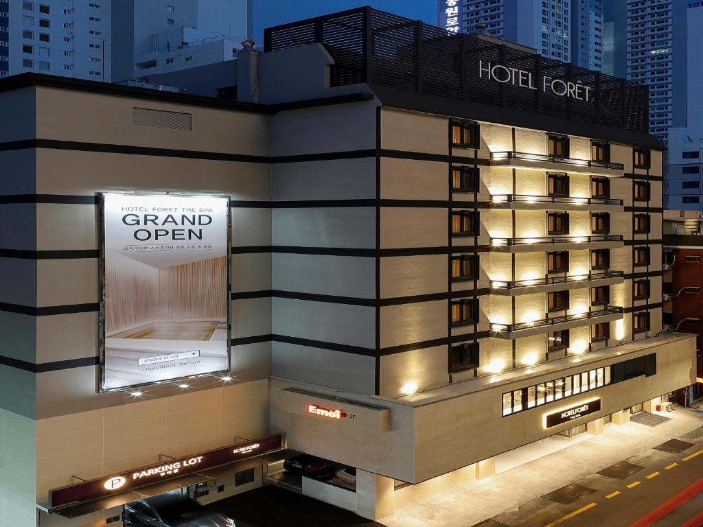 釜山Hotel Foret The Spa的建筑一侧有标志的酒店