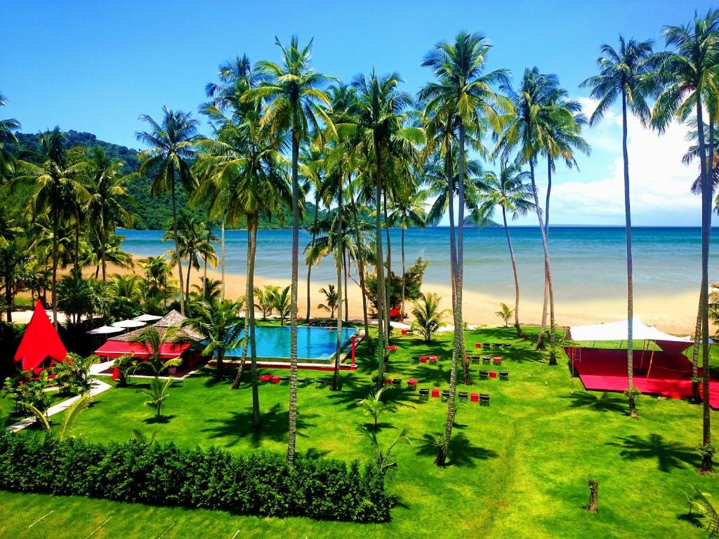 象岛象岛诺伊乐园公寓的拥有游泳池、棕榈树和海滩的度假酒店