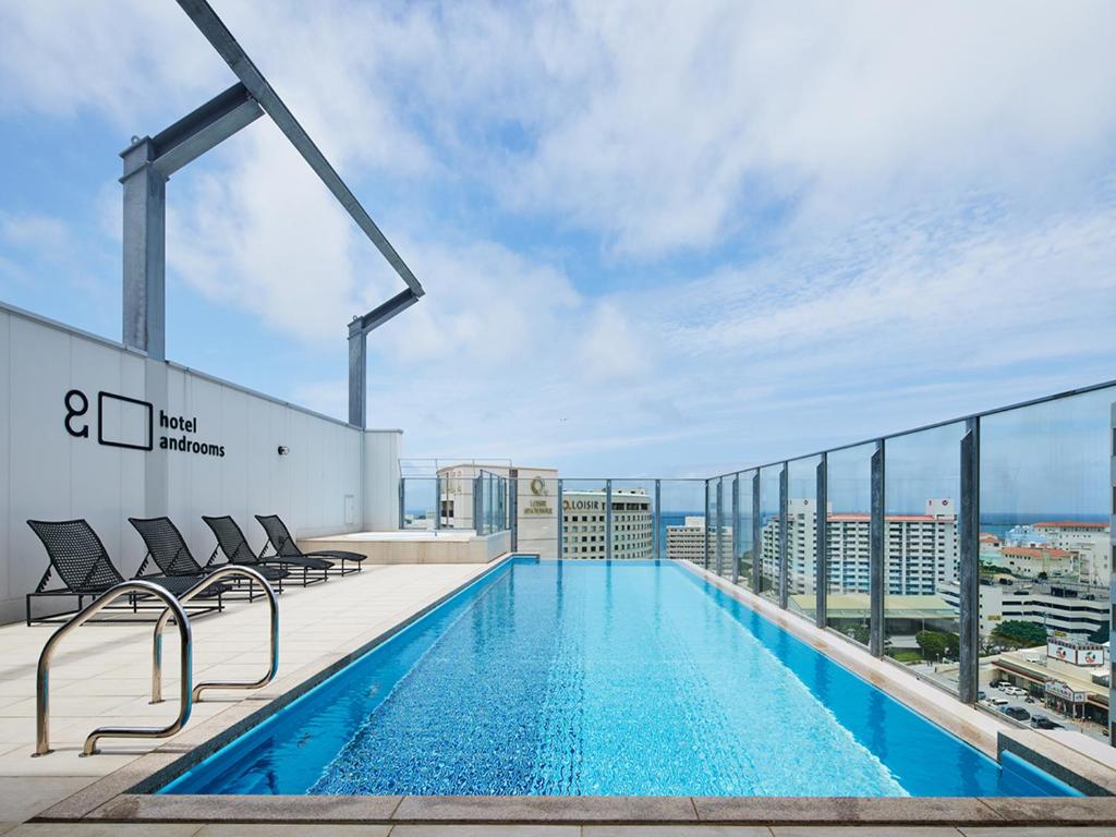 那霸hotel androoms Naha Port的建筑物屋顶上的游泳池