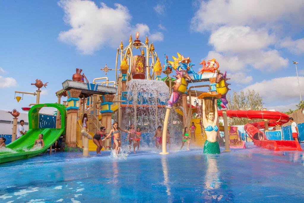 马盖鲁夫索尔加德满都公园及度假酒店的一个带水滑梯的水上公园