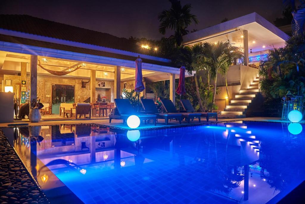 茶云莱海滩Baan Sawan Samui Resort的夜间在房子前面的游泳池