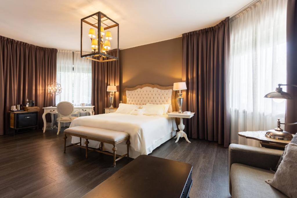 阿佐诺圣保罗居家精品酒店的一间带大床的卧室和一间客厅