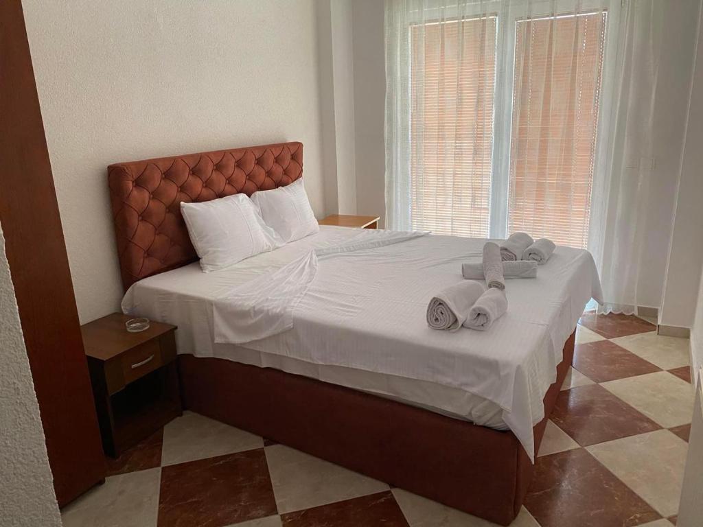 斯特鲁加Hotel Montenegro的一间卧室配有一张大床和毛巾