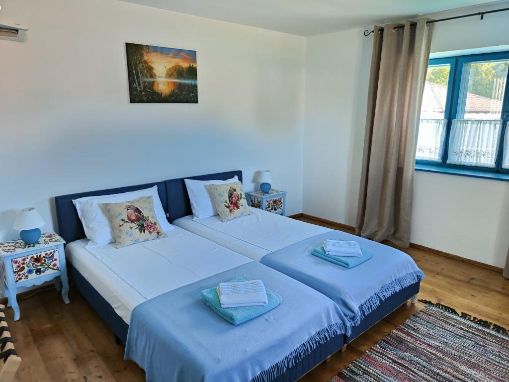 GorgovaGorgova Delta Village的一间卧室配有两张蓝色床单