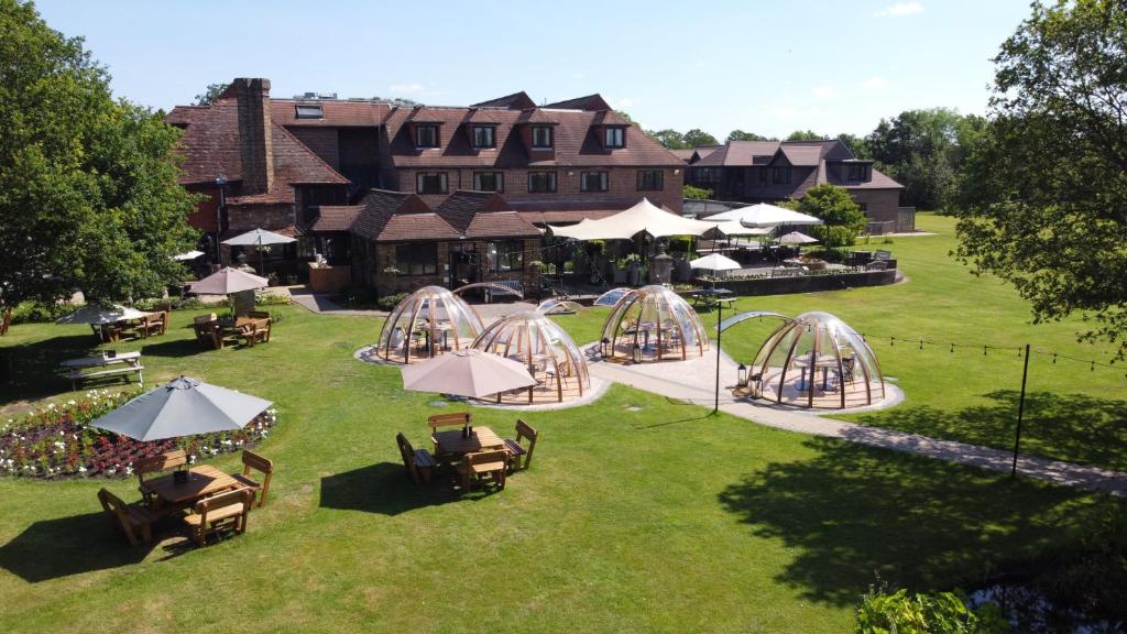 布拉克内尔斯特卢普斯酒店的享有公园的空中景致,配有桌子和遮阳伞