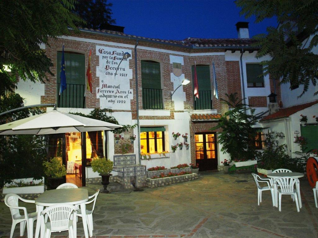 奥尔梅多格兰波萨达拉米思那达酒店的前面设有桌椅的建筑