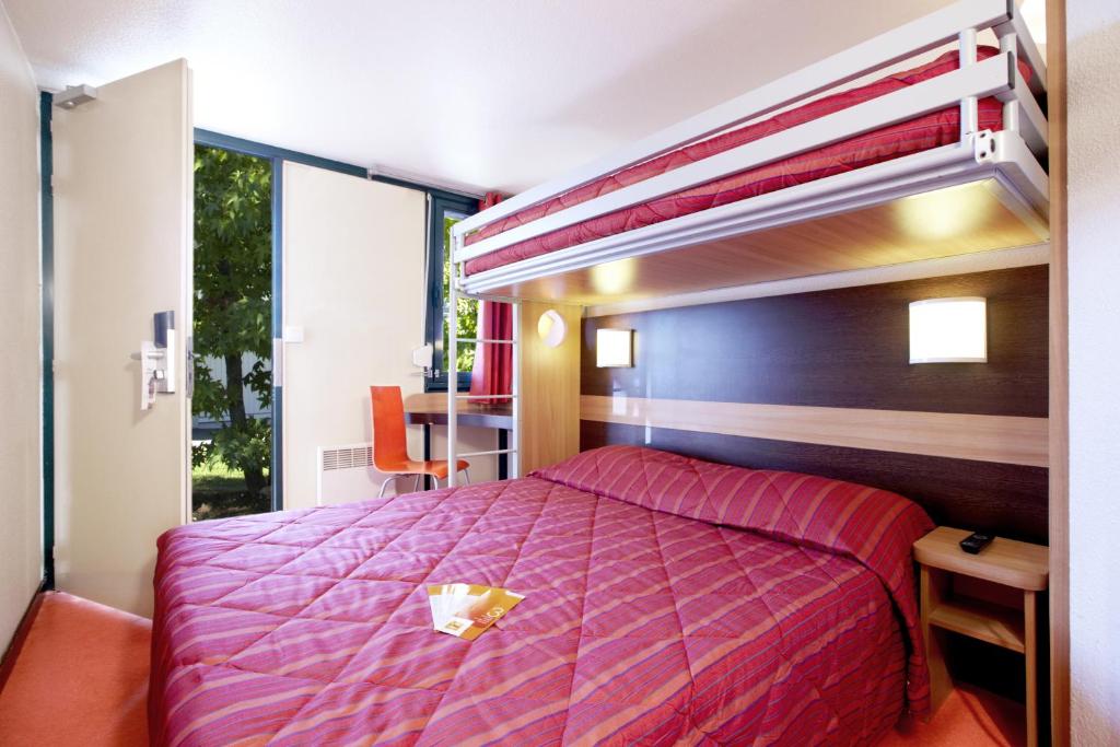 布尔日布尔日布尔日的一间卧室配有一张双层床和紫色床罩