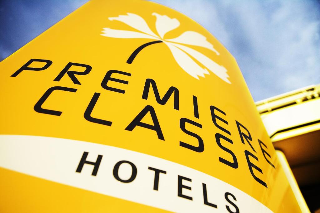 布雷斯特布列斯特古埃斯努机场普瑞米尔经典酒店的上面有棕榈树的黄色标志