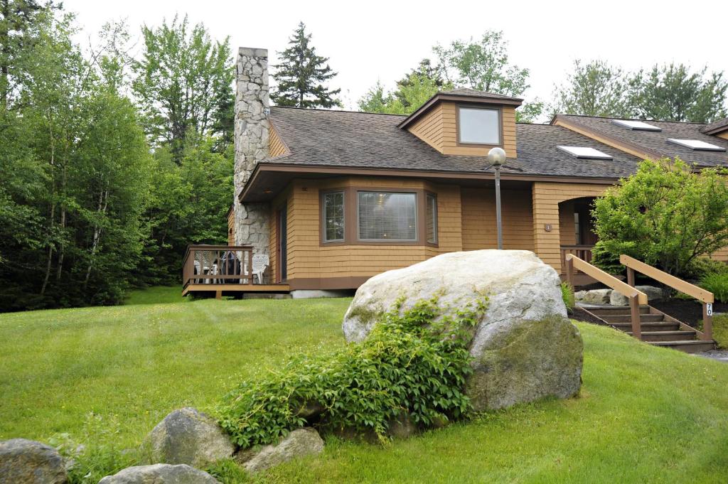 布雷顿森林The Townhomes at Bretton Woods的前面有一块大石头的房子
