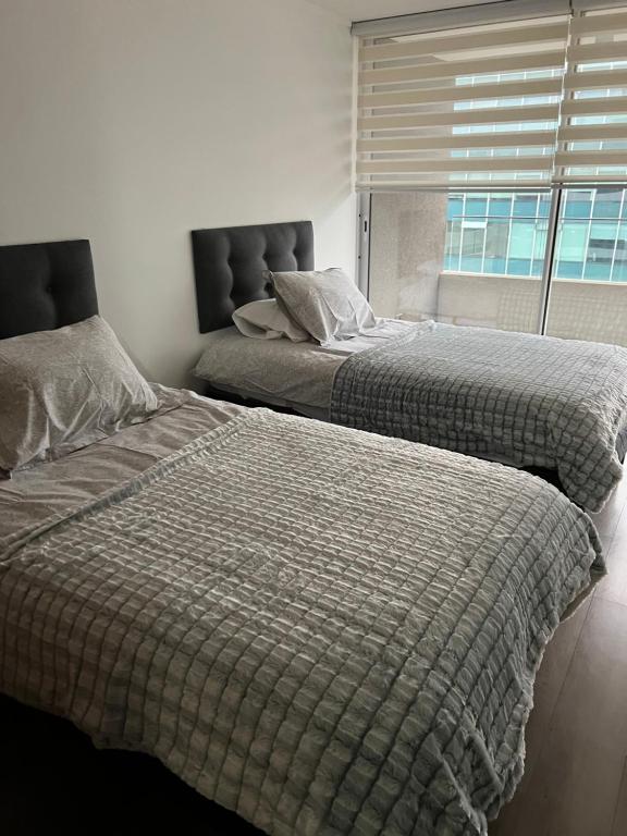 圣地亚哥Impecable , moderno , gran depto 18的卧室内两张并排的床