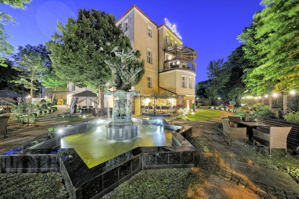 科沃布热格海蜇别墅旅馆的一座大厦前方有喷泉的豪宅