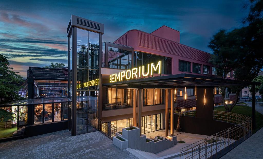 普罗夫迪夫The Emporium Plovdiv - MGALLERY Best Luxury Modern Hotel 2023的夜间公寓大楼的 ⁇ 染
